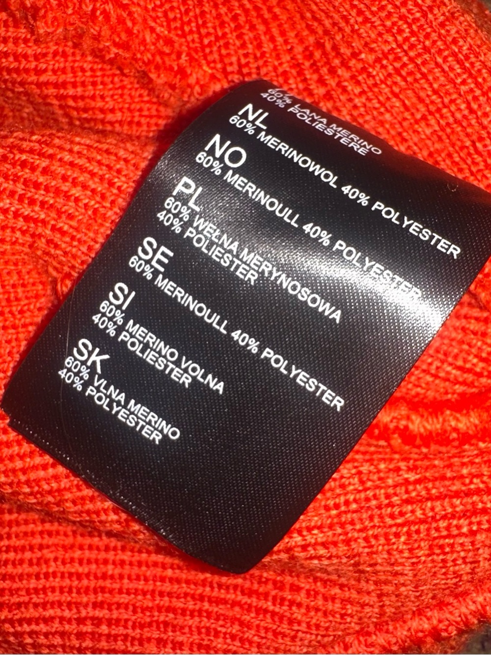 KÜHL Merino Beanie in Vibrant Red-orange w/ Shield Logo Patch on Rolled Cuff - Picture 5 of 7